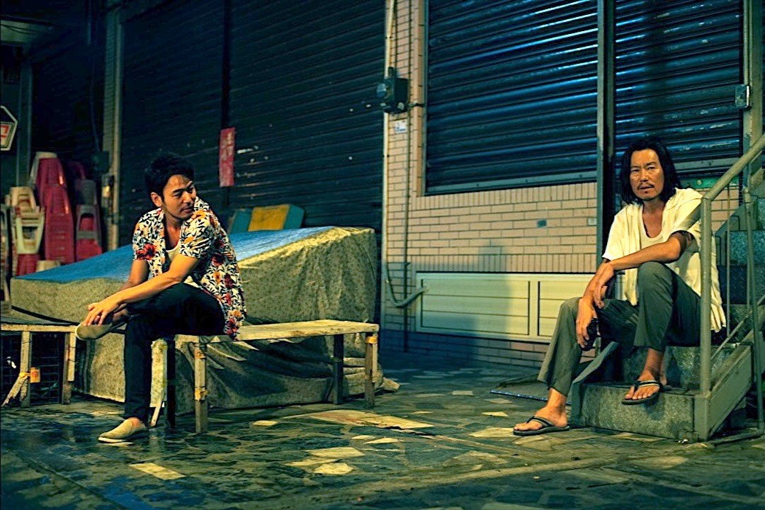 （左から）妻夫木聡、豊川悦司／映画「パラダイス・ネクスト」場面写真（C）2019 JOINT PICTURES CO.,LTD. AND SHIMENSOKA CO.,LTD. ALL RIGHTS RESERVED