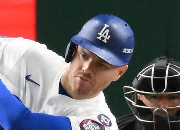 ドジャース フリーマンが九回2死から一矢報いるソロ 打率1割台も脱出 沈んでいた本拠地が沸く 次カードにつながる一撃
