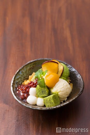 わらび餅と白玉と抹茶アイスの kawara パフェ 880円 （税別）／画像提供：エスエルディー