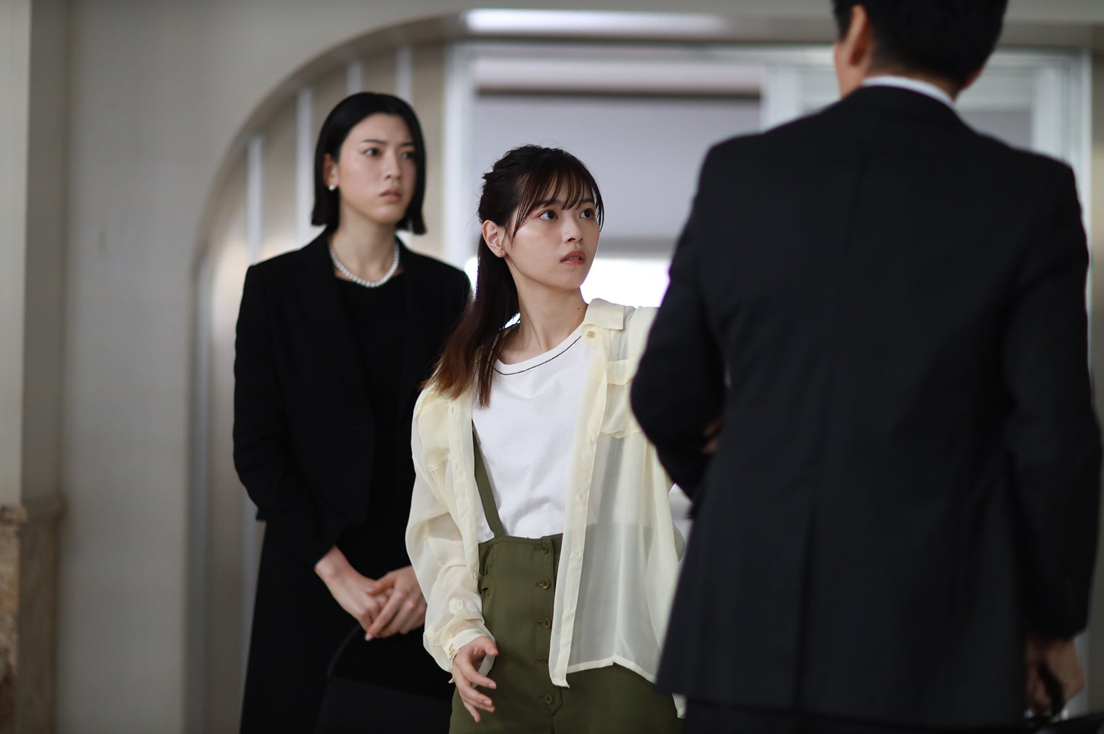 三吉彩花、西野七瀬／「言霊荘」第1話より（C）テレビ朝日