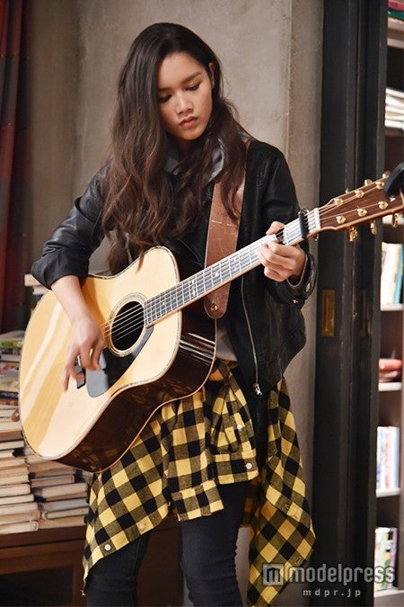 主題歌「太陽に笑え」を歌うAnly／画像提供：関西テレビ