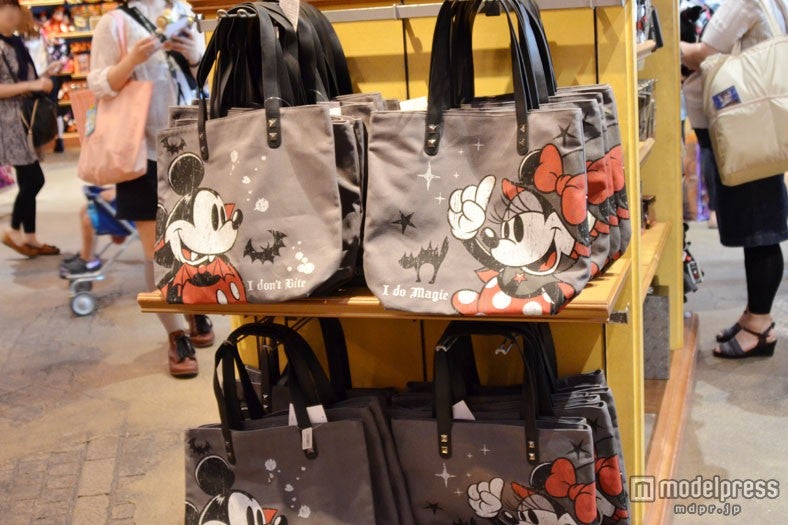 ヴァンパイアに仮装したミッキーと魔女に仮装したミニーマウスのトートバック／東京ディズニーランド＆東京ディズニーシーの両パーク