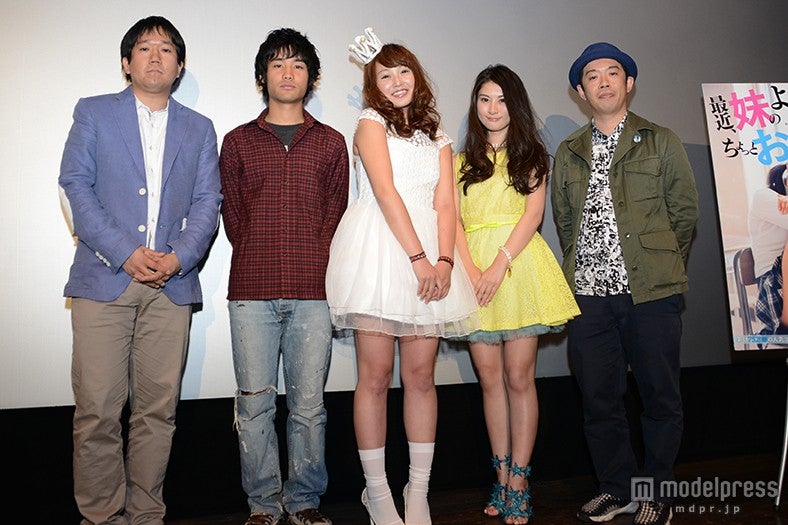 映画「最近、妹の様子がちょっとおかしいんだが。」（5月17日、池袋シネマ・ロサほか全国公開）初日舞台あいさつに登場した（左より）青山裕企監督、小林ユウキチ、てんちむ、繭、伊基公袁監督