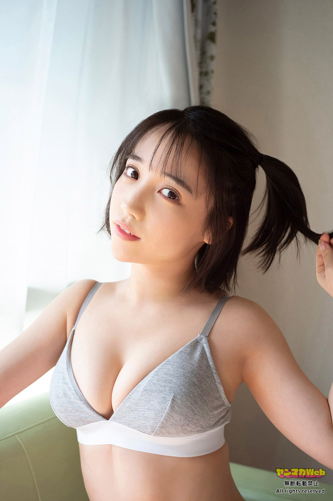 INUWASI・はのんまゆ、マンション前で美バスト大胆披露