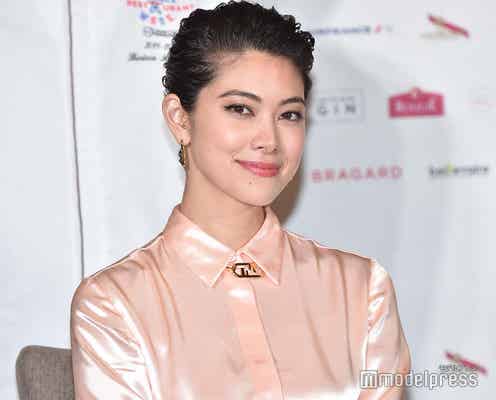 森星、“ギリギリ”ミニ丈から美脚堂々披露「骨格が桁違い」「着こなせるのがすごい」と驚きの声