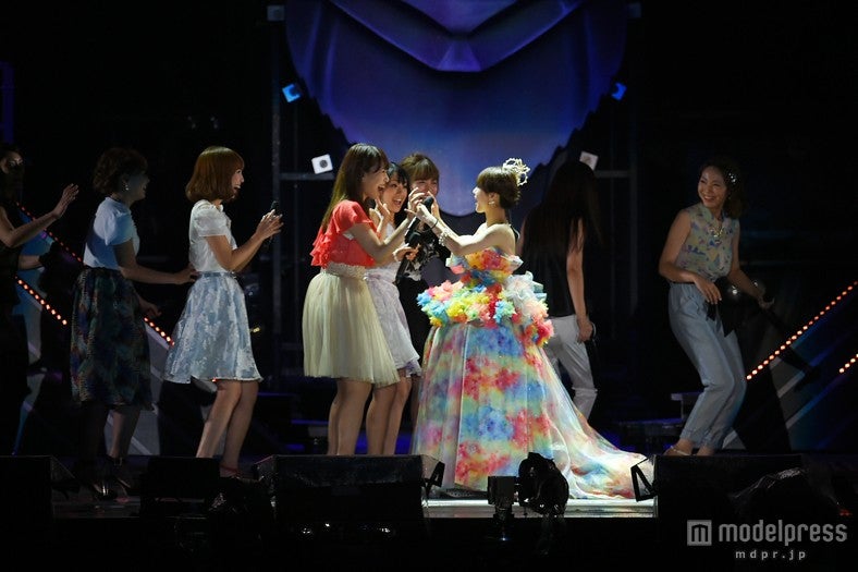 「大島優子卒業コンサート in 味の素スタジアム ～6月8日の降水確率56％（5月16日現在）、てるてる坊主は本当に効果があるのか？～」（C）AKS