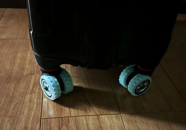 ダイソー シリコーンキャスターカバー(蓄光、8個) ダイソー シリコーンキャスターカバー(蓄光、8個)