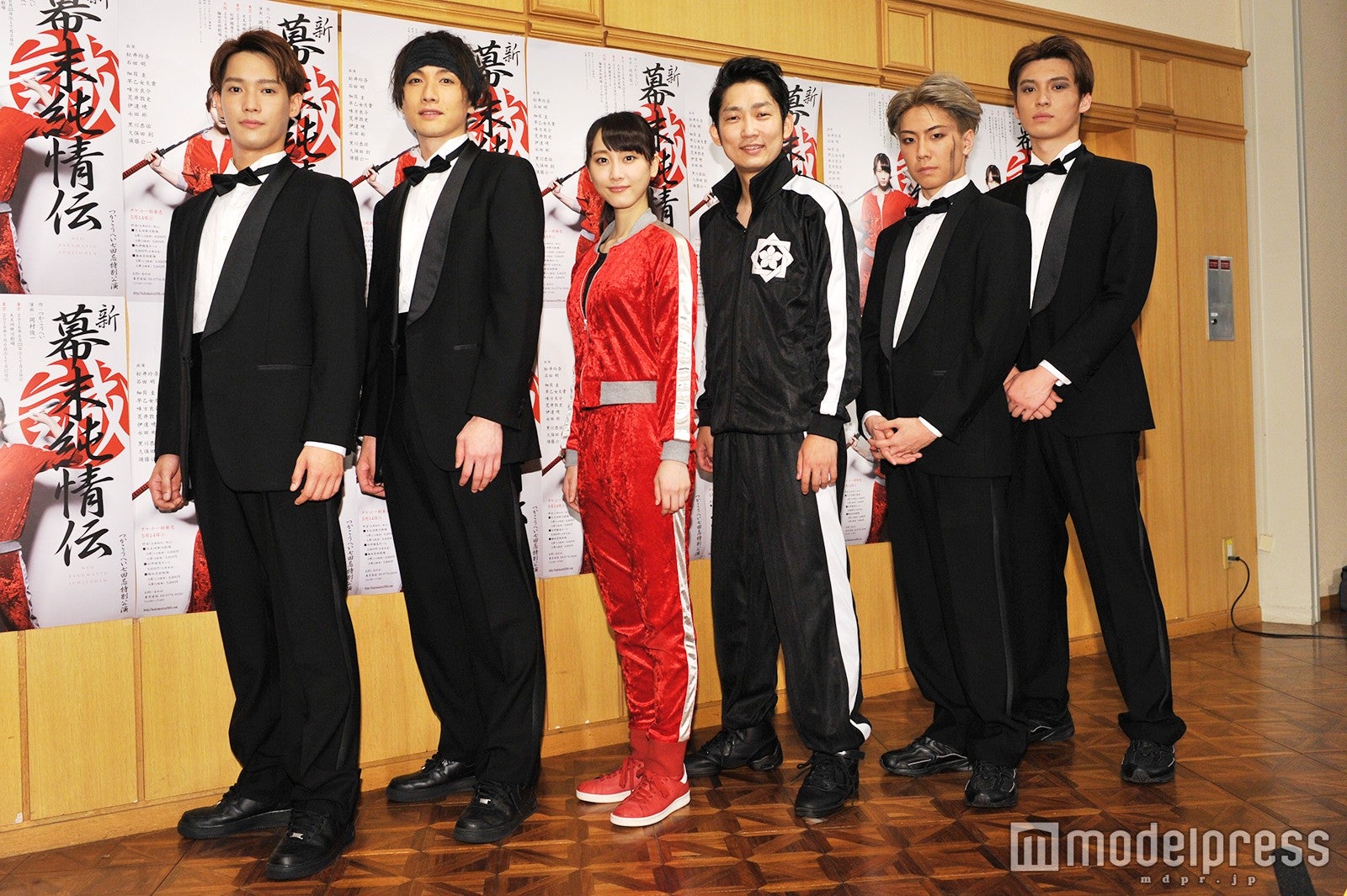 （左から）味方良介、細貝圭、松井玲奈、石田明、早乙女友貴、荒井敦史