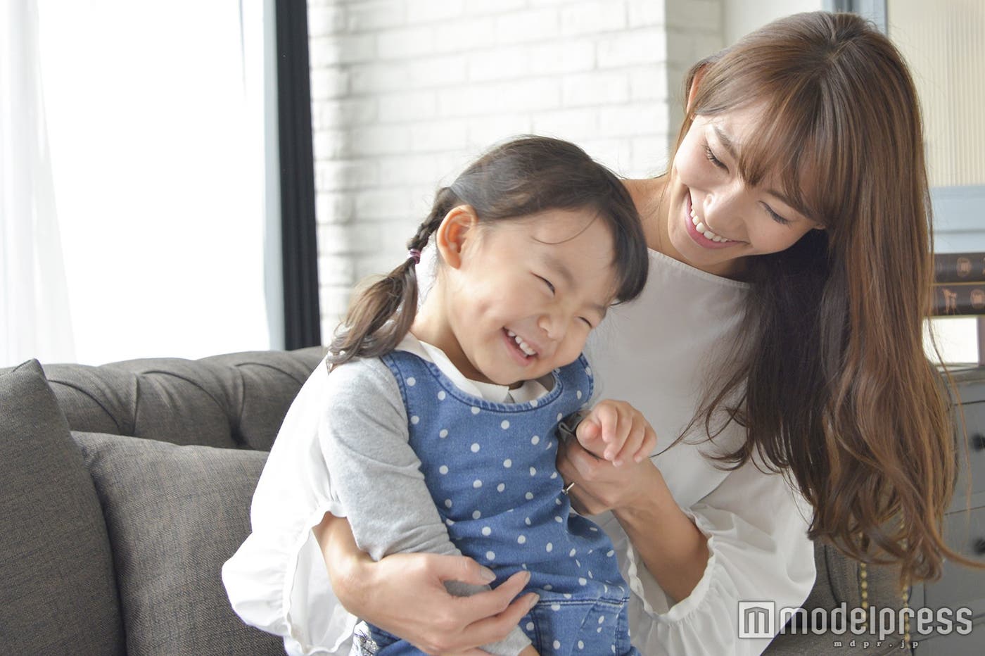 渡辺静香さんとお子さん(C)モデルプレス