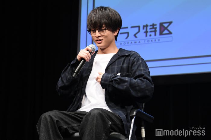 カレーに紐をディップした柏木悠(C)モデルプレス