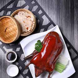 シグネチャーメニューの「北京ダック」/御宝軒/提供画像