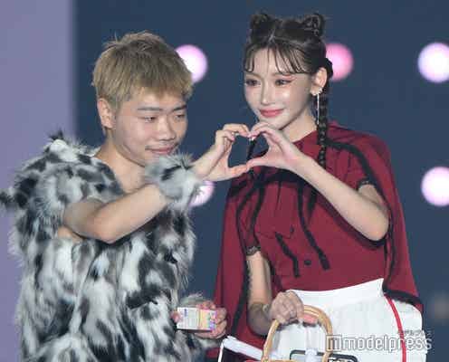 交際宣言の明日花キララ&ヒロック、頭ポン・ハートマークでラブラブ全開「炎上中では?関係は?」の質問に回答【関西コレクション 2024 A/W】