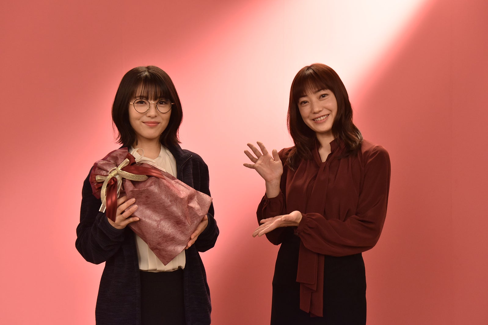 浜辺美波、現場でのサプライズに驚き　菅野美穂が成人祝福＜ウチの娘は、彼氏が出来ない！！＞