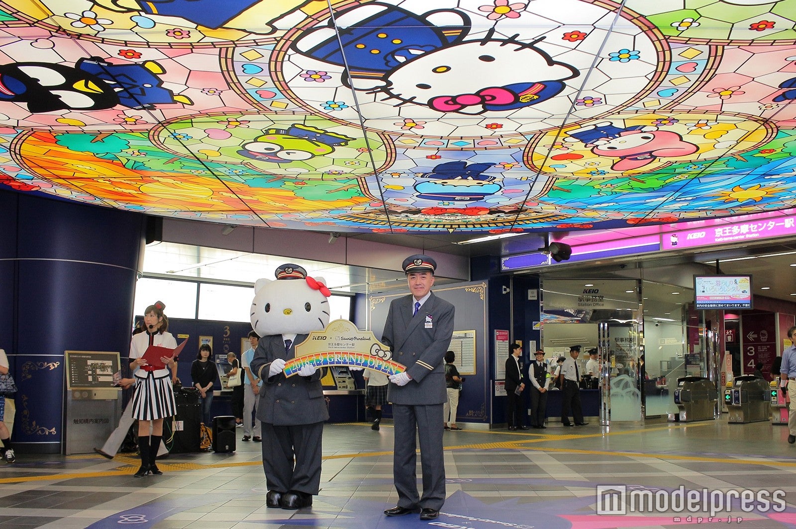 （左から）ハローキティ名誉駅長、京王電鉄相模原管区長の下川学（C）2016 SANRIO CO．，LTD．