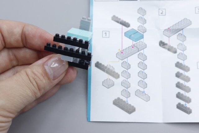 セリアのキッズブロックを組み立てる様子