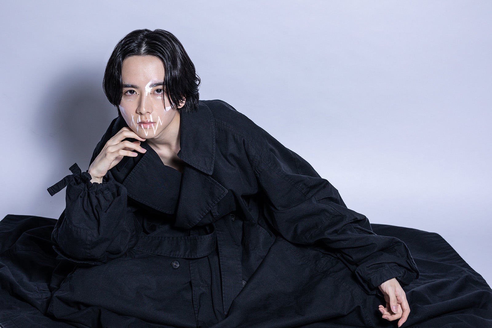 板垣李光人／撮影：ARISAK、ヘアメイク：奥平正芳（提供写真）