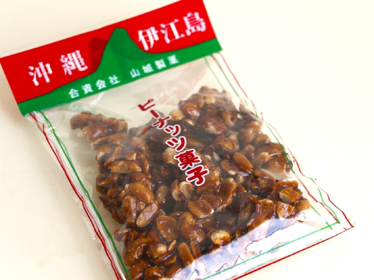 ピーナッツ菓子は伊江島土産としても有名。島の港でも販売している