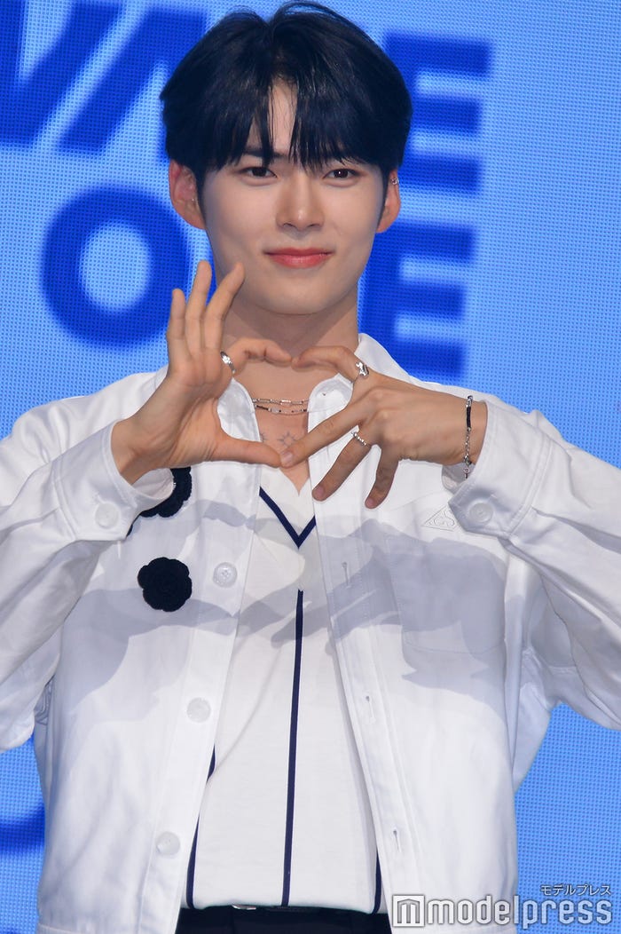 ソン・ハンビンハートを作るソン・ハンビン(C)モデルプレス