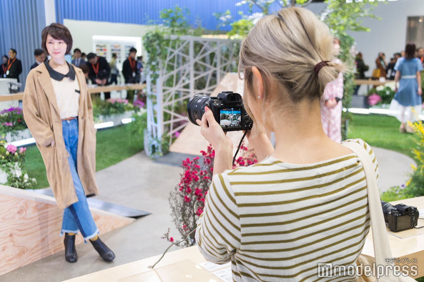 綺麗な写真に驚きの前山奈津巴さん(C)モデルプレス