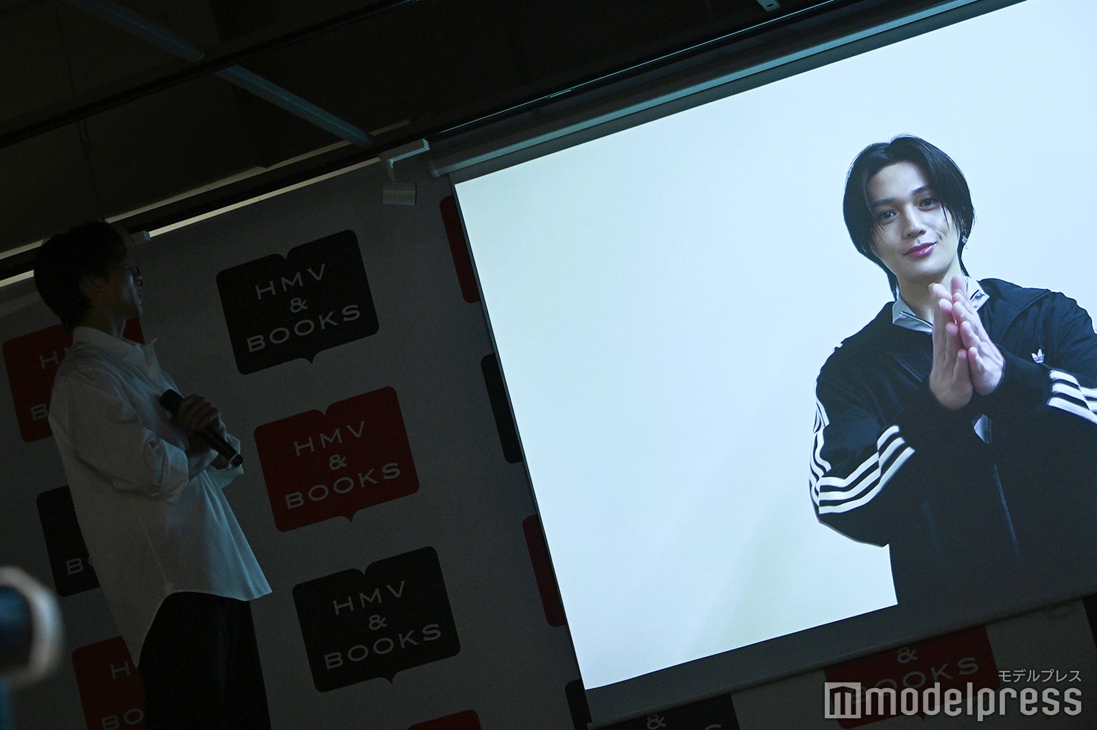 瀬口黎弥を祝福する八木勇征（C）モデルプレス