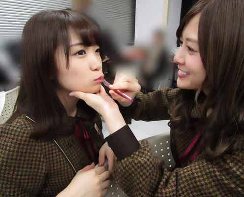 乃木坂46白石麻衣、秋元真夏の歯を磨く 若月佑美が楽屋姿をキャッチ<「乃木撮」先行カット公開>