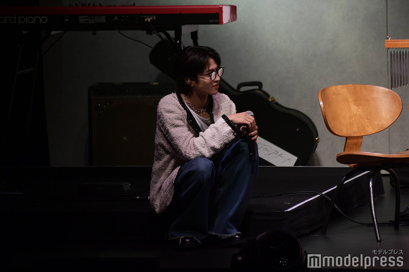 しゃがんでいる志尊淳（C）モデルプレス