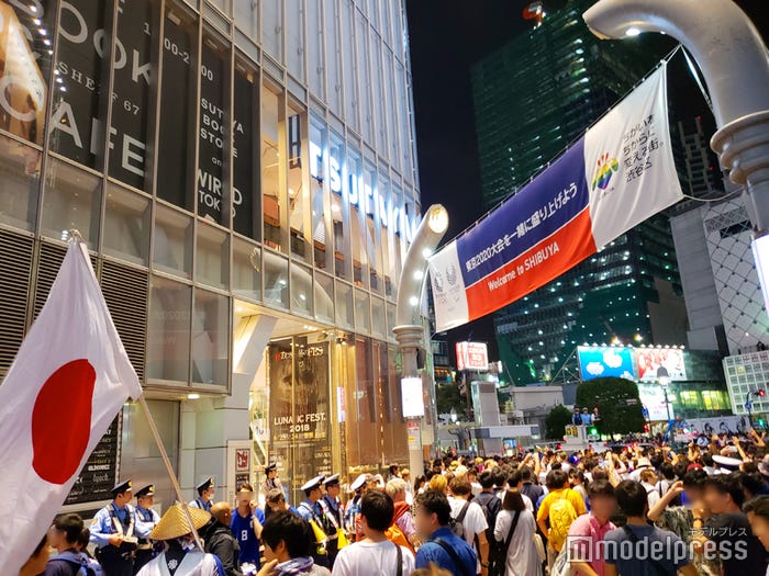 渋谷センター街/ワールドカップ日本VSコロンビア戦後の渋谷駅前 (C)モデルプレス