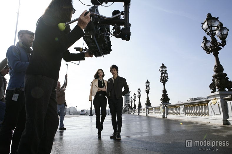 安藤政信、水原希子／資生堂「TSUBAKI」ヘッドスパ新CMメイキングショット