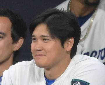 大谷翔平はベンチから戦況見つめる 試合終盤、テオスカーと並んで 大事を取って欠場 前日に右上腕二頭筋の違和感で途中交代