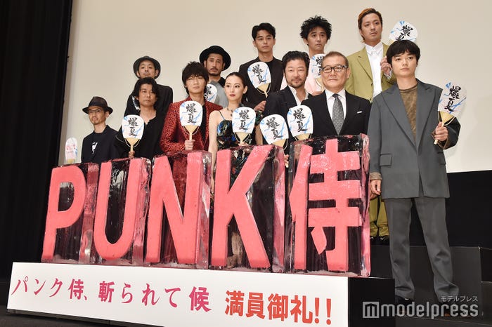 前列左から:石井岳龍監督、永瀬正敏綾野剛、北川景子、浅野忠信、國村隼、染谷将太/後列左から:宮藤官九郎、渋川清彦、東出昌大、村上淳、若葉竜也(C)モデルプレス