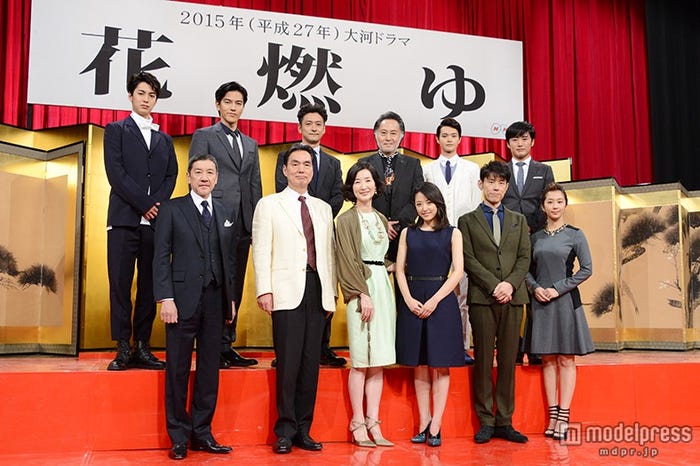 2015年NHK大河ドラマ「花燃ゆ」新キャスト発表会見(上段左から)大野拓朗、要潤、石丸幹二、北大路欣也、瀬戸康史、劇団ひとり(下段左から)奥田瑛二、長塚京三、檀ふみ、井上真央、原田泰造、優香