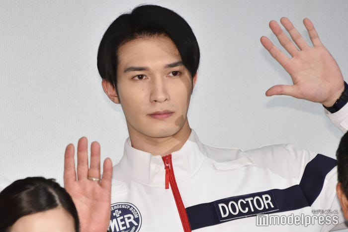 凛々しい表情だがボケなきゃ気が済まないジェシー(C)モデルプレス