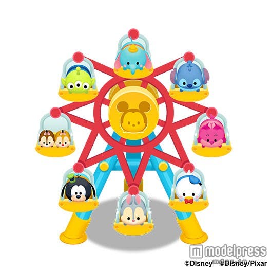 広場の中央に飾れるいろいろなツムが乗った観覧車