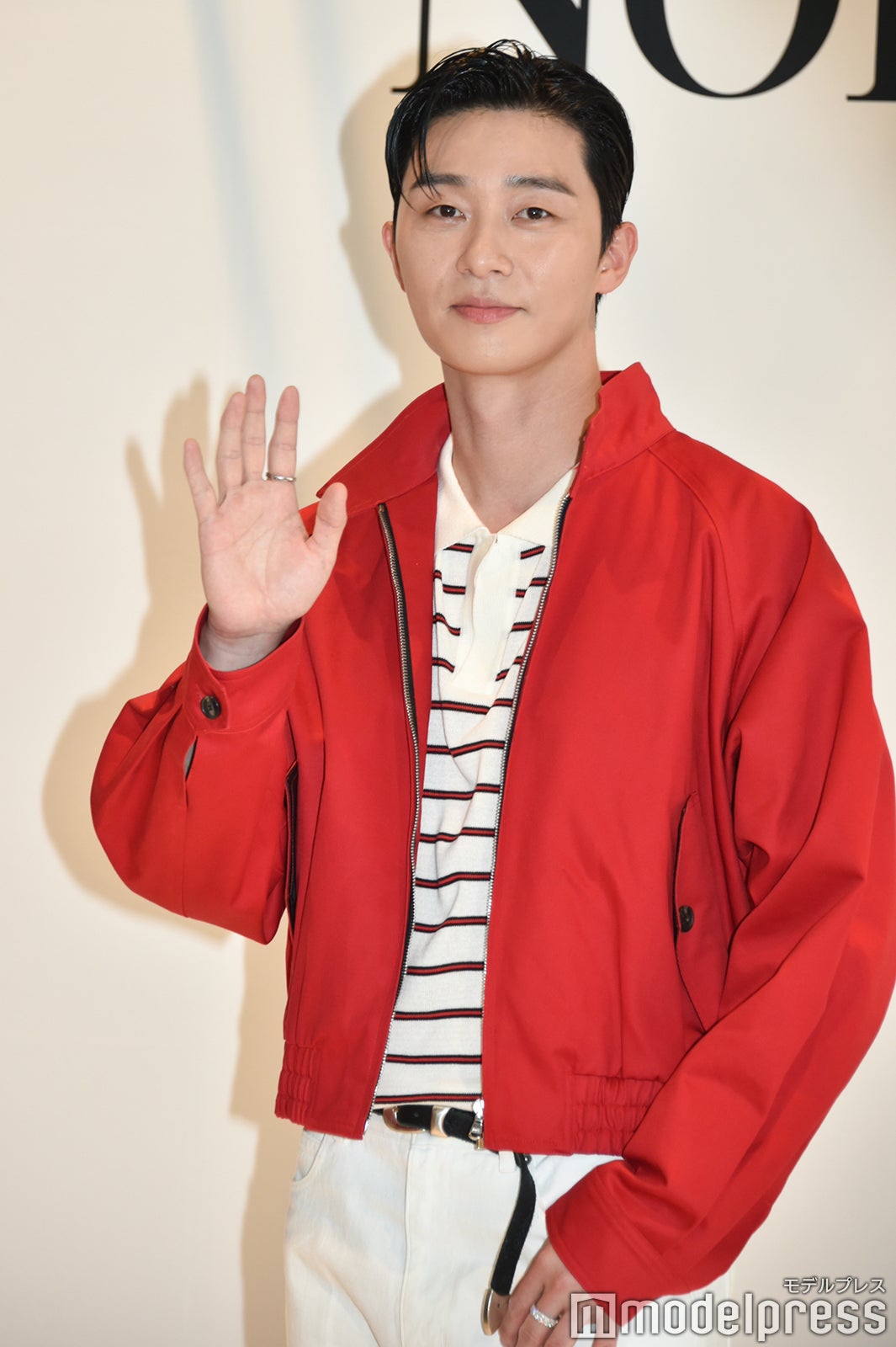 レッド×ホワイトのコーディネートがお似合いのパク・ソジュン（C）モデルプレス