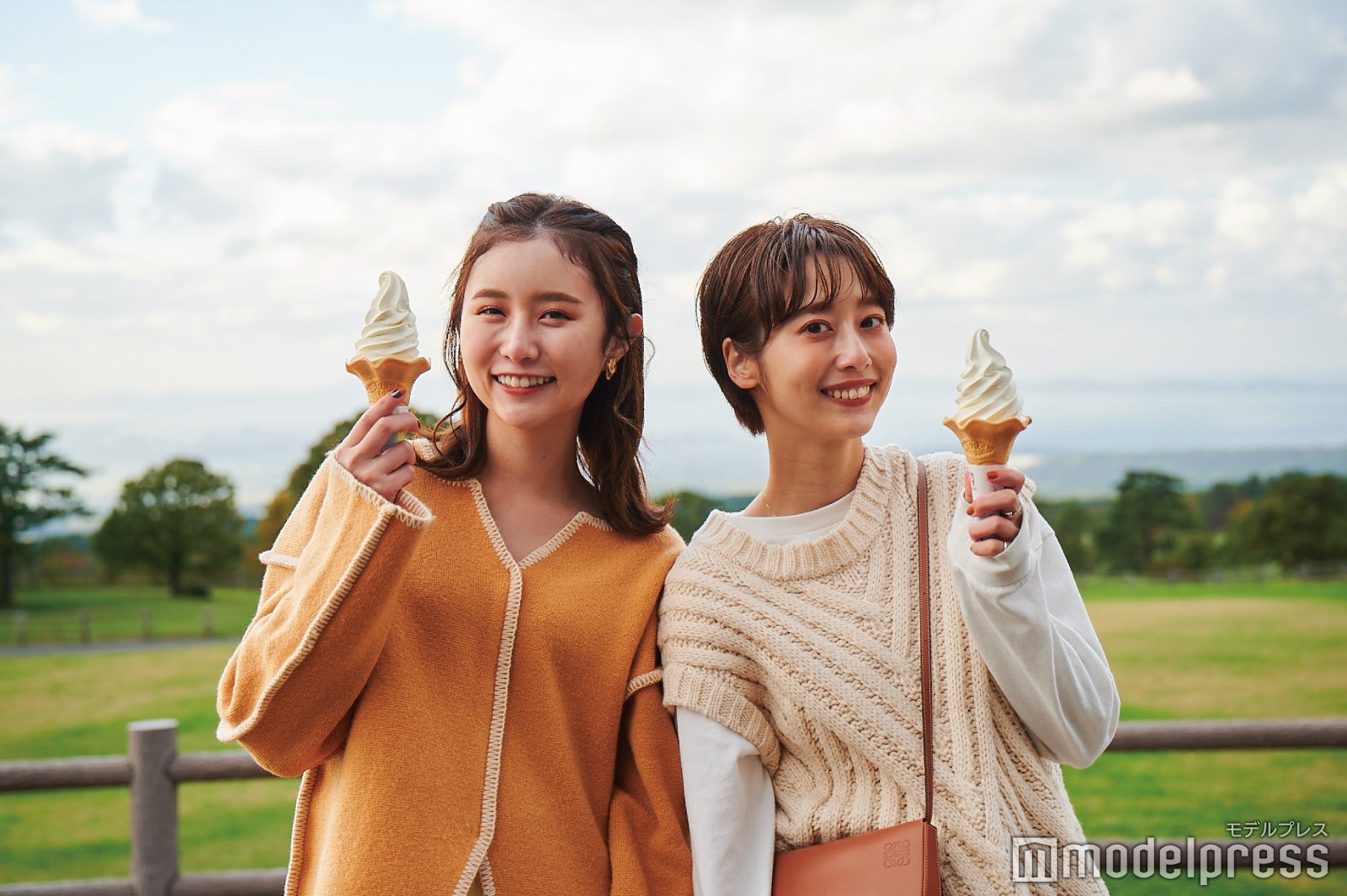 自然を満喫しつつ、ピクニック気分でアイスクリームを頬張って（C）モデルプレス