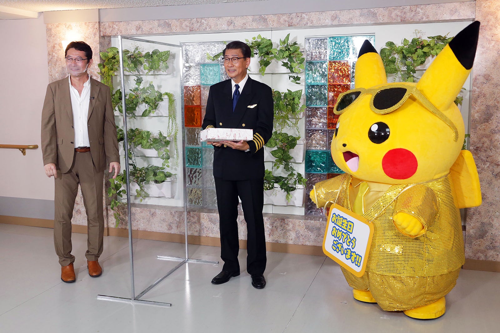 稲田秀樹プロデューサー、中井貴一、ピカチュウ（提供写真）