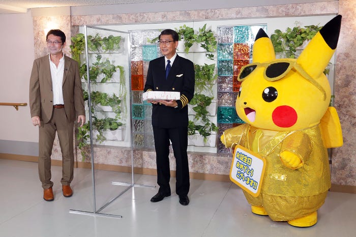 稲田秀樹プロデューサー、中井貴一、ピカチュウ(提供写真)