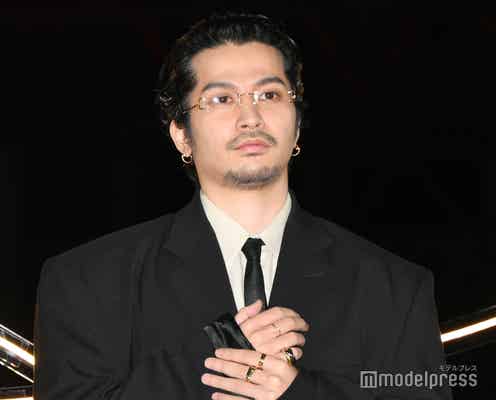 King Gnu常田大希、ブラックスーツ姿でオーラ放つ 大切にしている価値観は「義理と人情」【カルティエ「“TRINITY 100” セレブレーションパーティ」】