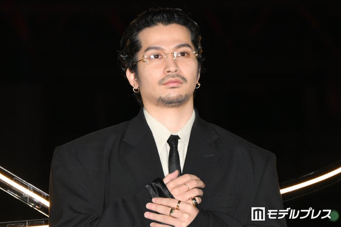 King Gnu常田大希、ブラックスーツ姿でオーラ放つ 大切にしている価値観は「義理と人情」【カルティエ「“TRINITY 100” セレブレーションパーティ」】