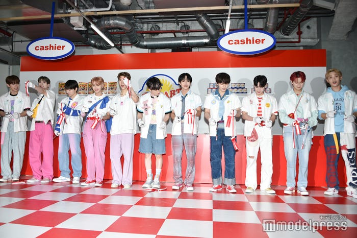 テープカットするJO1(C)モデルプレス