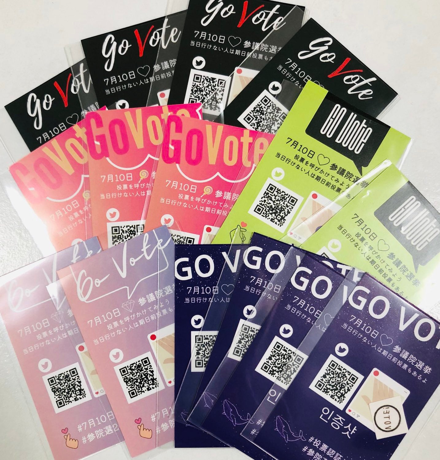 配布カードはBTS、SEVENTEEN、TWICEなど色々なグループのモチーフに合わせてデザインされている（画像提供：投票認証ショットチャレンジ＠vote_sticker710）