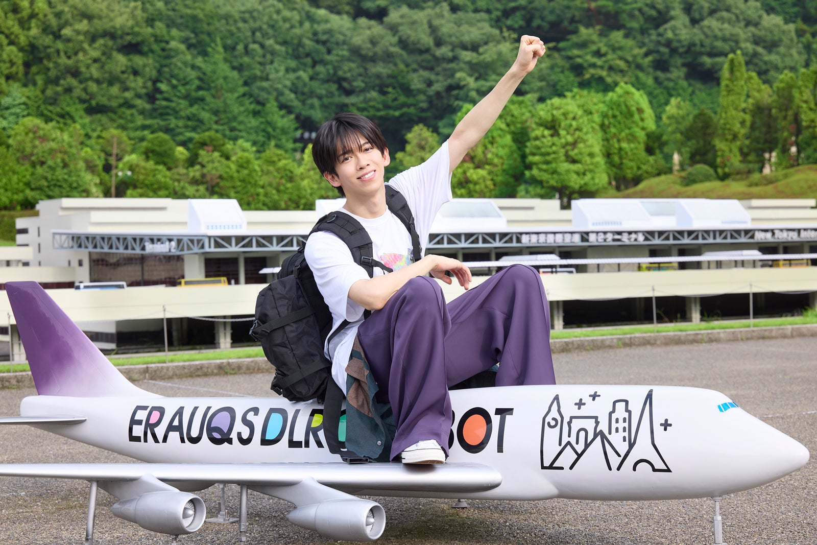 年齢非公表”超特急リョウガ、3○歳記念「写真“集”」型トレカ決定