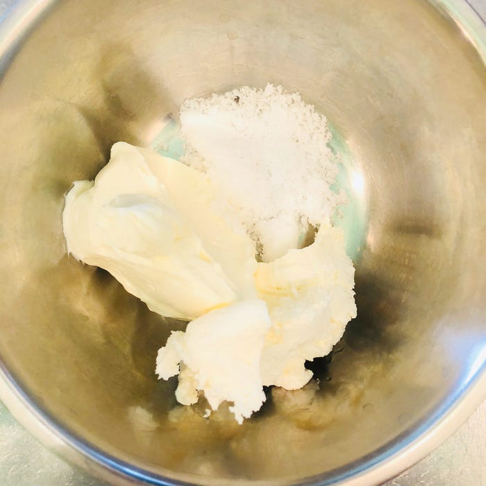 手順1:ボウルにマスカルポーネ、クリームチーズ、砂糖を入れ混ぜる/画像提供:柏原歩