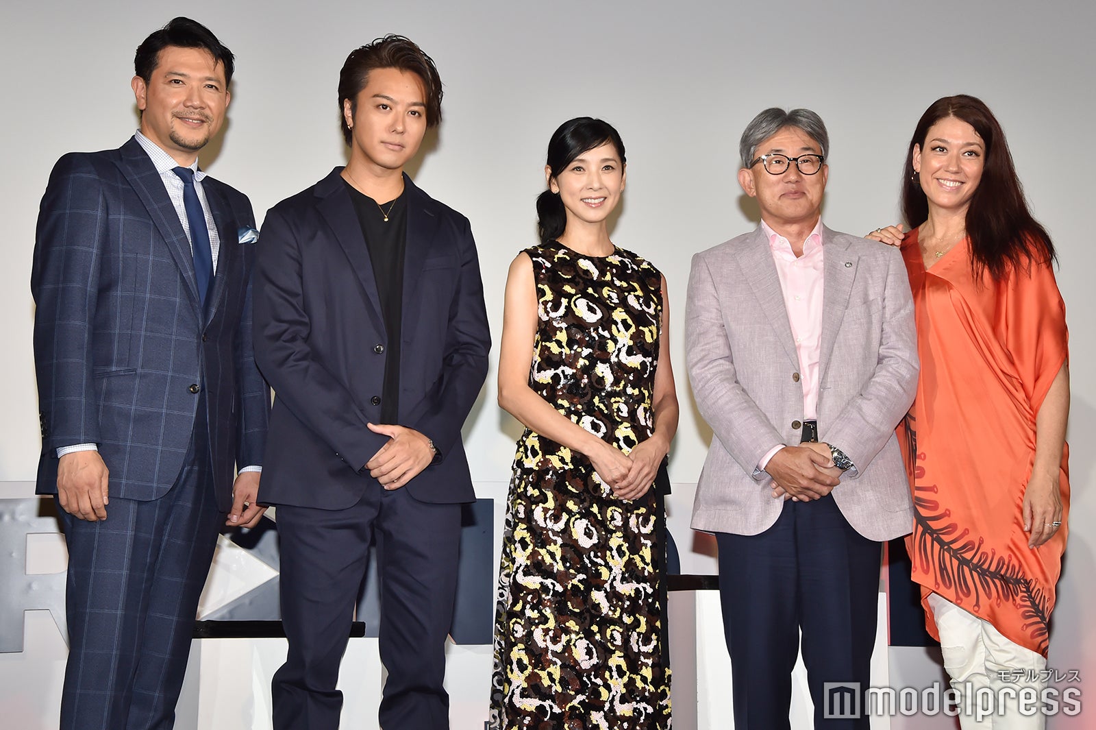 （左から）別所哲也、TAKAHIRO、黒木瞳、ネスレ日本株式会社 代表取締役社長兼CEO・高岡浩三氏、LiLiCo（C）モデルプレス