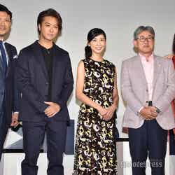 （左から）別所哲也、TAKAHIRO、黒木瞳、ネスレ日本株式会社 代表取締役社長兼CEO・高岡浩三氏、LiLiCo（C）モデルプレス
