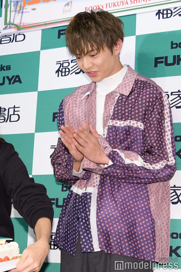 ケーキ登場を喜ぶ佐藤大樹 (C)モデルプレス