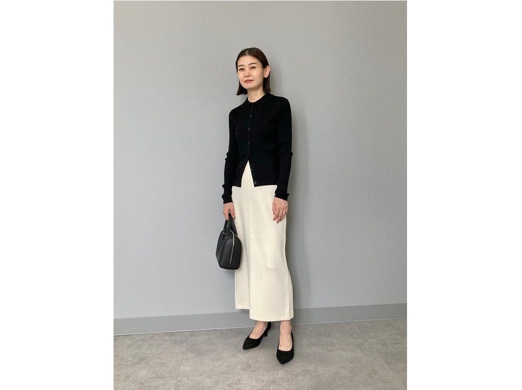 スカートと合わせて、旬のきれい見えコーデに　出典：StyleHint