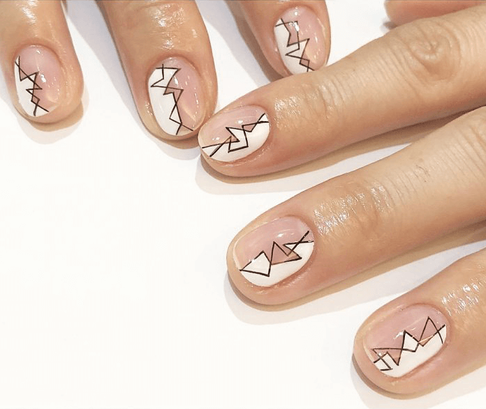 カラーレス×幾何学デザインで涼しげなクリアネイル！