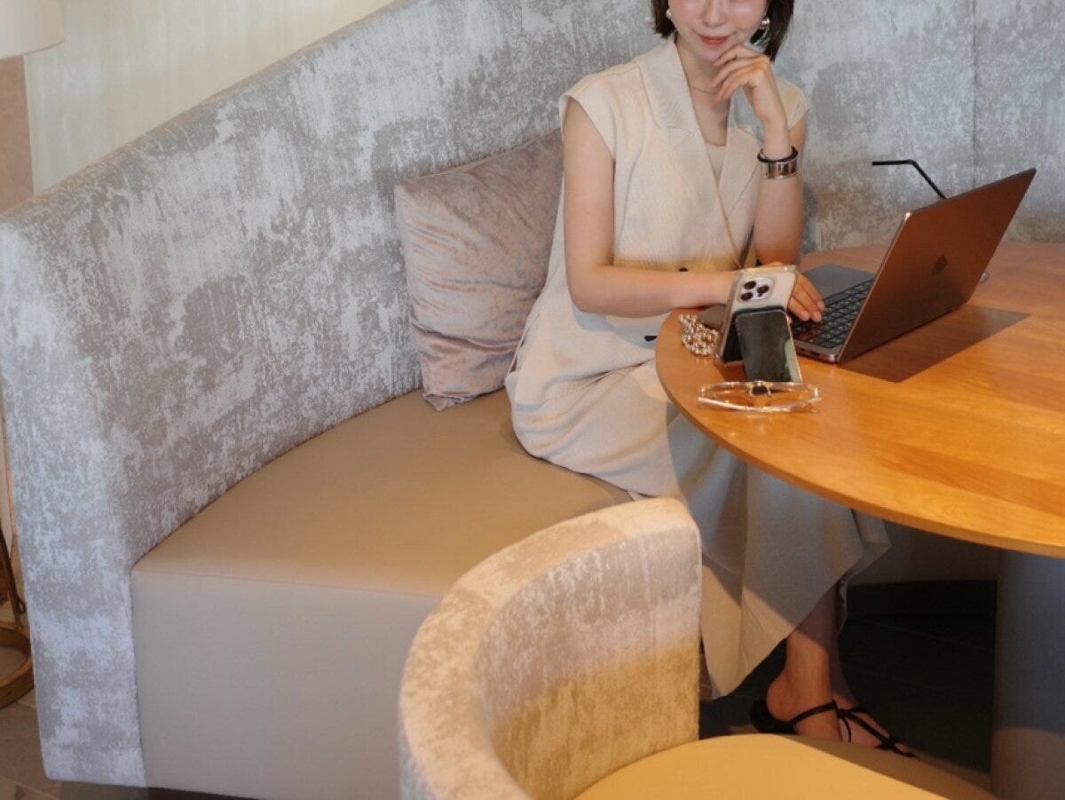 プレジャーリゾート outfit ベージュニットセットアップのきれいめラウンジコーデ