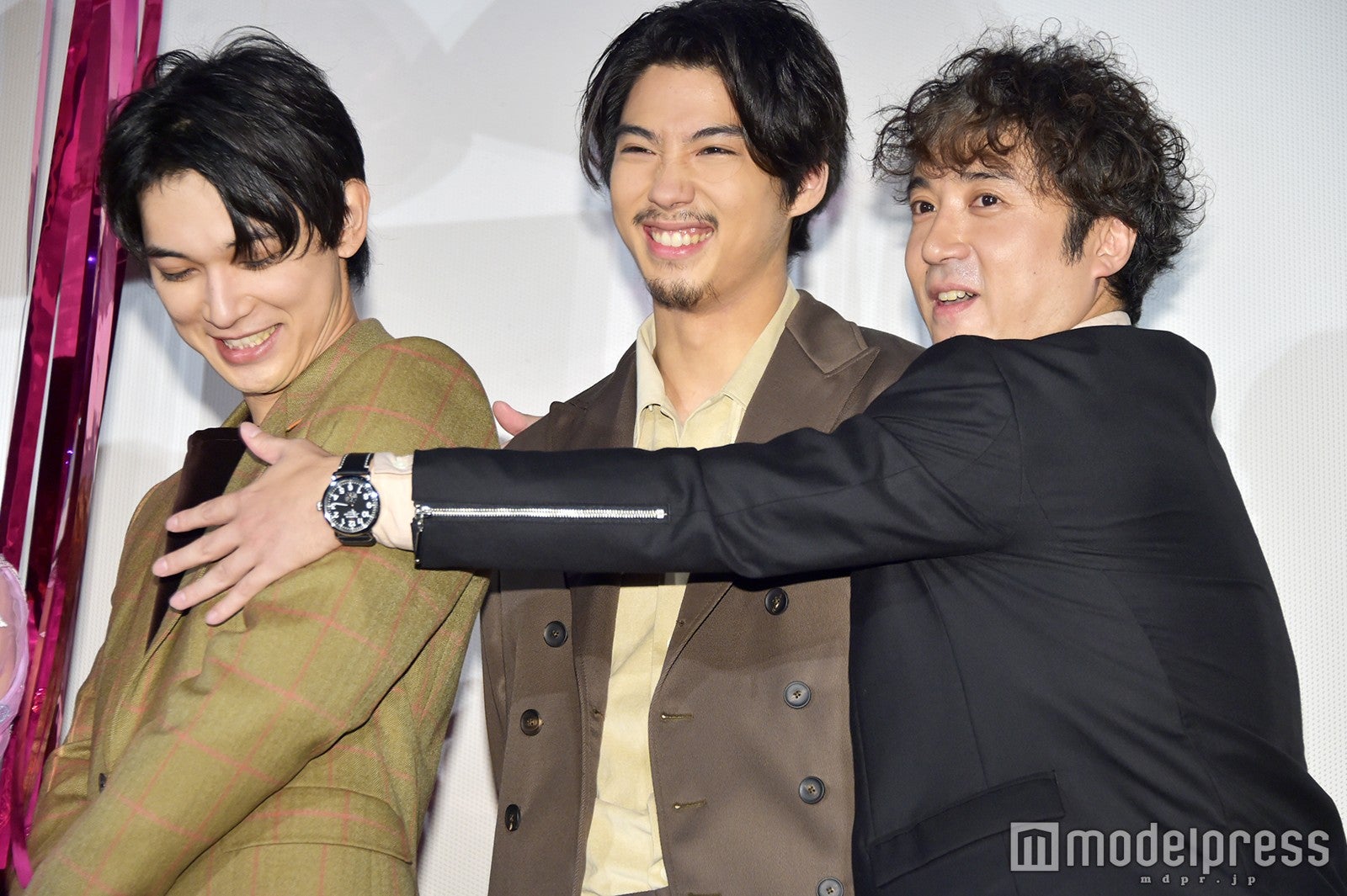 吉沢亮、賀来賢人、ムロツヨシ （C）モデルプレス